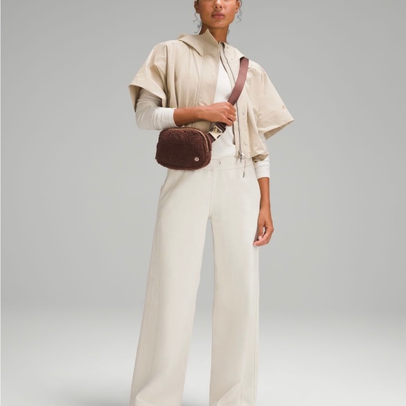 Lululemon everywhere belt bag 1L, fleece, brown, new with tags - Picture 2 of 4